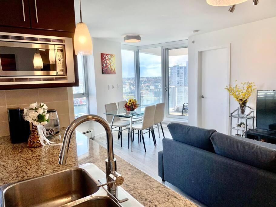 Downtown 3Br/2Ba+Views+Skytrain+Free Parking Apartment Vancouver Ngoại thất bức ảnh