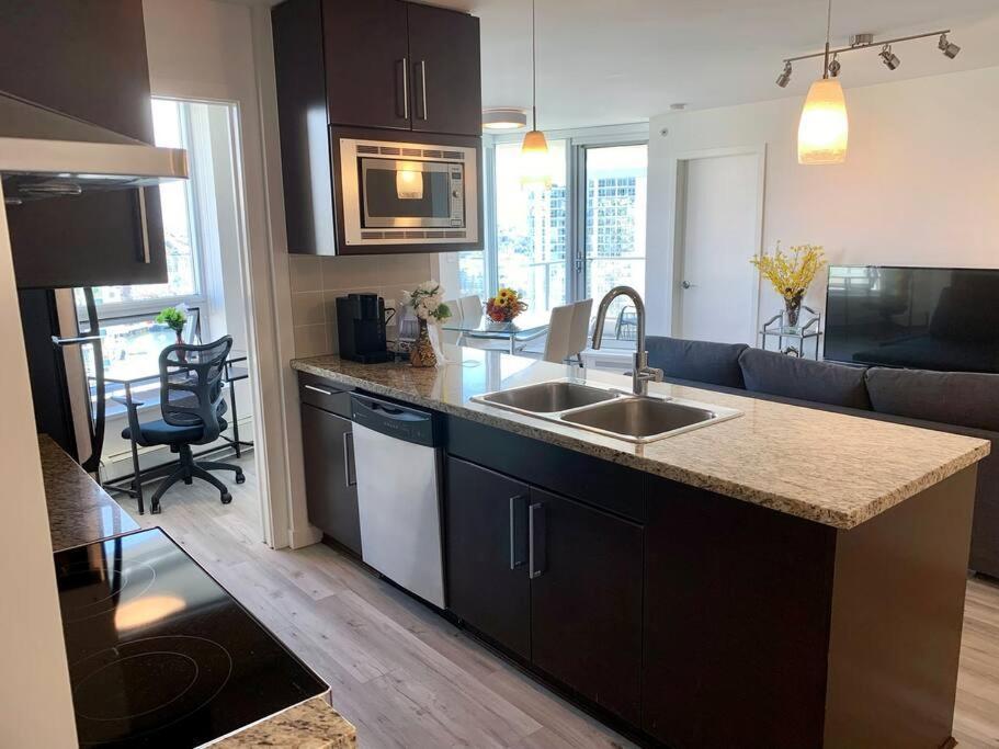 Downtown 3Br/2Ba+Views+Skytrain+Free Parking Apartment Vancouver Ngoại thất bức ảnh