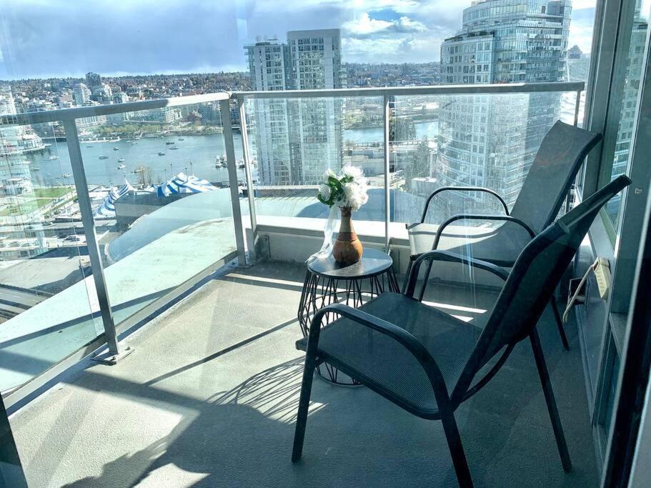 Downtown 3Br/2Ba+Views+Skytrain+Free Parking Apartment Vancouver Ngoại thất bức ảnh