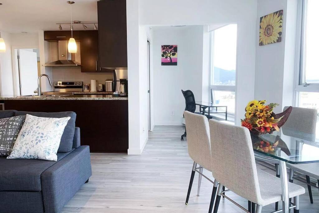 Downtown 3Br/2Ba+Views+Skytrain+Free Parking Apartment Vancouver Ngoại thất bức ảnh